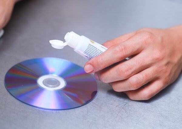 Réparer les rayures avec du dentifrice